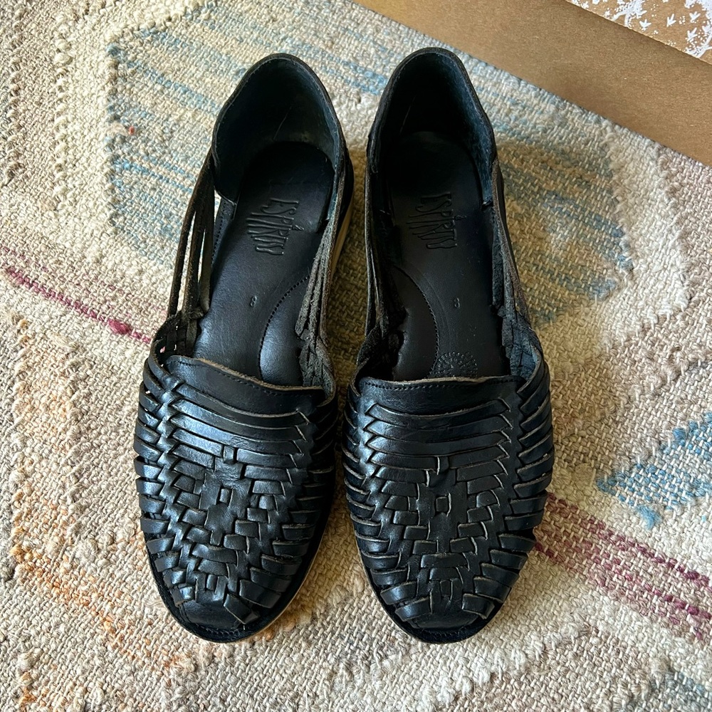 Barely worn Black Women’s size 8 (wears as 8 1/2) Espiritu MOON Huaraches